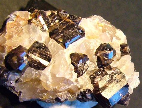 Rutile : Le Minéral Multifonctionnel qui Nourrit Nos Technologies Modernes !