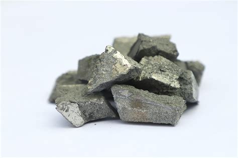 Yttrium: Métal Léger et Réactif pour les Alliages de Haute Performance!